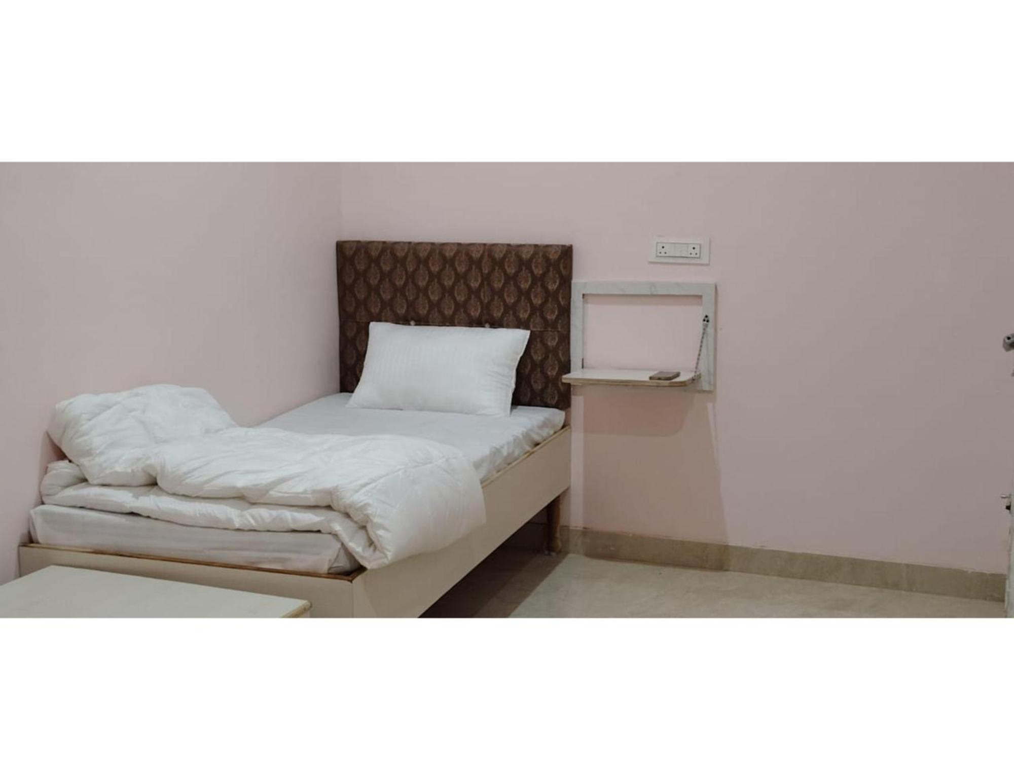 Premium Hotel - Shree Puram - Free Wi-Fi & Parking - Near The Shree Kashi Vishwanath Temple - Varanasi — Photos 2
